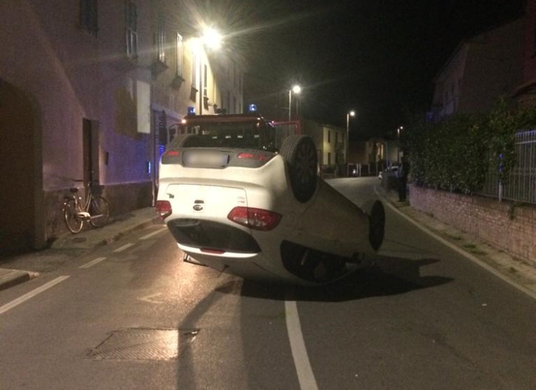 Si ribalta con l'auto, 18enne illeso