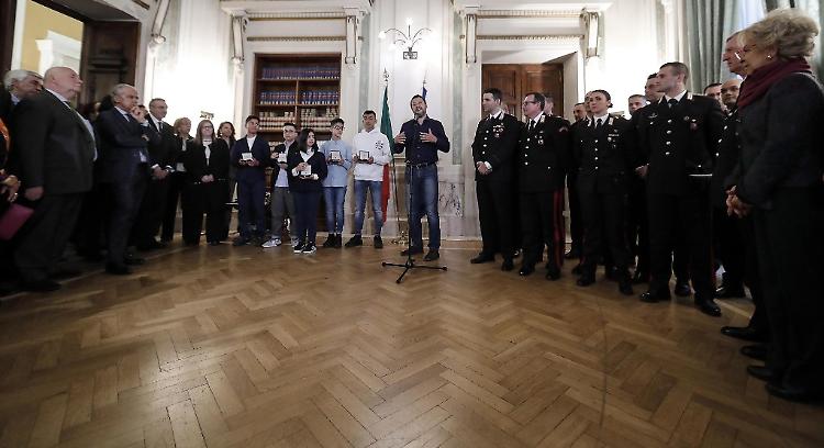 Cinque ragazzi della media Vailati incontrano Salvini