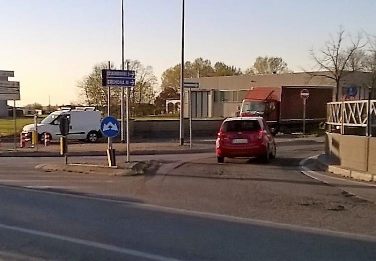 Segnaletica carente, i camion ignorano la gronda