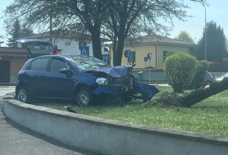Fuori strada in serie, ferite lievi per i tre conducenti