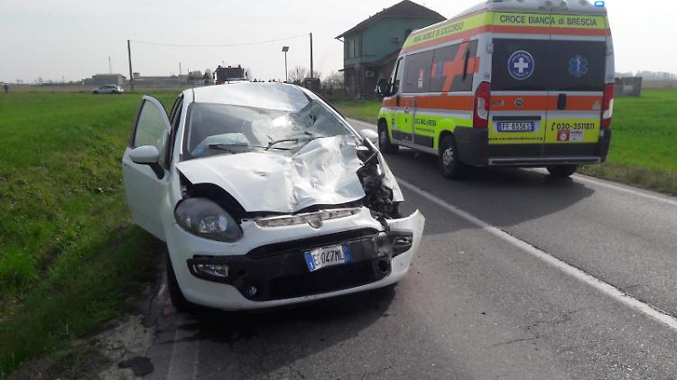 Investito in moto da auto, muore giovane
