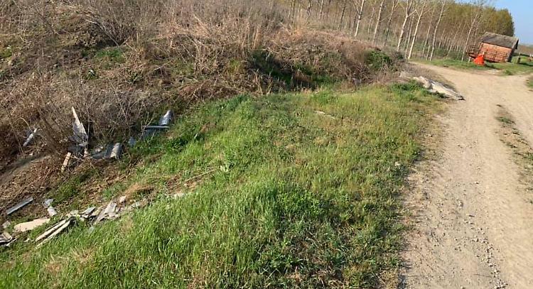 Amianto gettato vicino all'argine