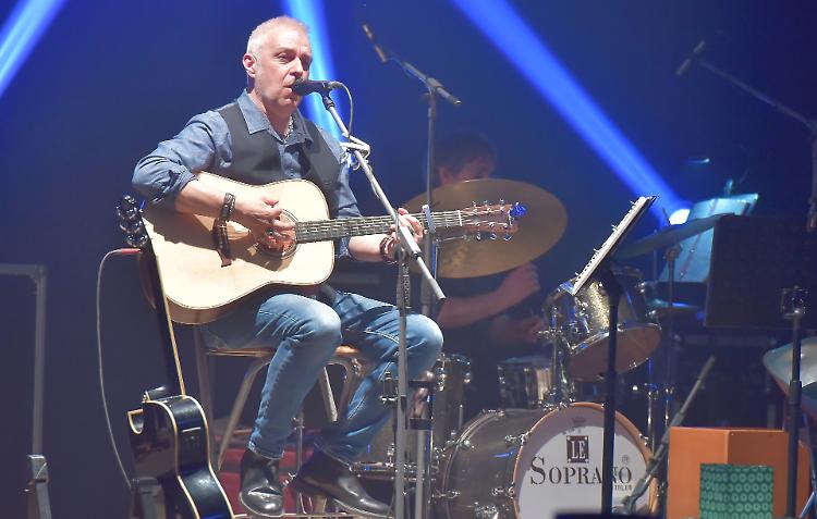 Grande successo per Van De Sfroos, canzoni dimenticate per strada