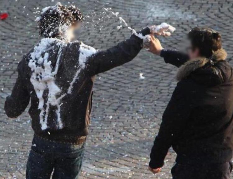 Carnevale, schiuma proibita. Verbale per dieci famiglie
