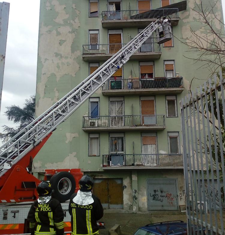 Tragedia sfiorata, il vento scardina la copertura del tetto che cade su un balcone