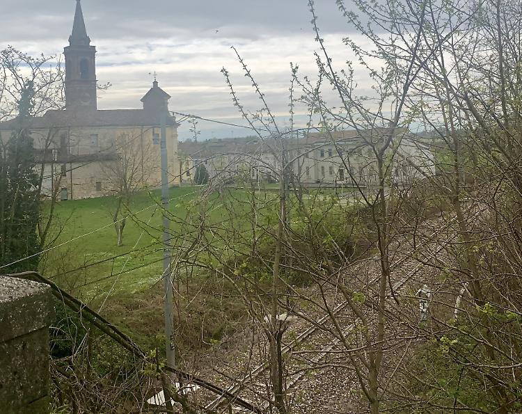 Castelvetro, troppi convogli. Il parroco: la chiesa trema