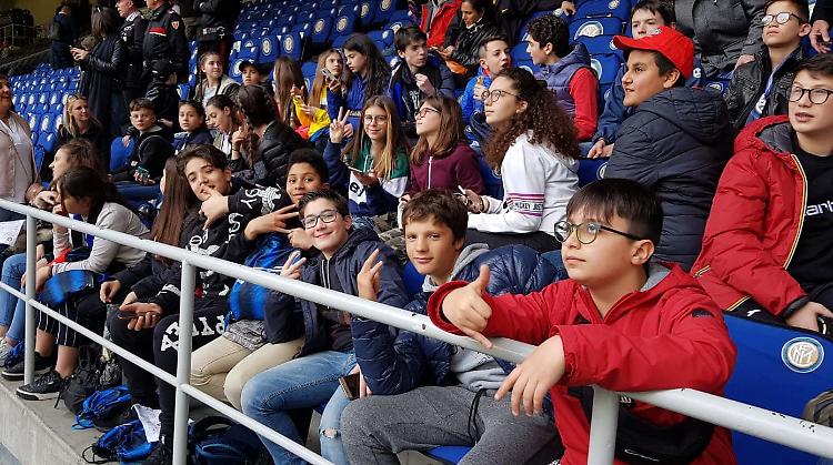 Sorrisi e selfie, l'Inter omaggia i piccoli eroi del bus