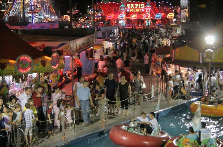 Guerra alle giostre. «Disturba: spostate il Luna park»