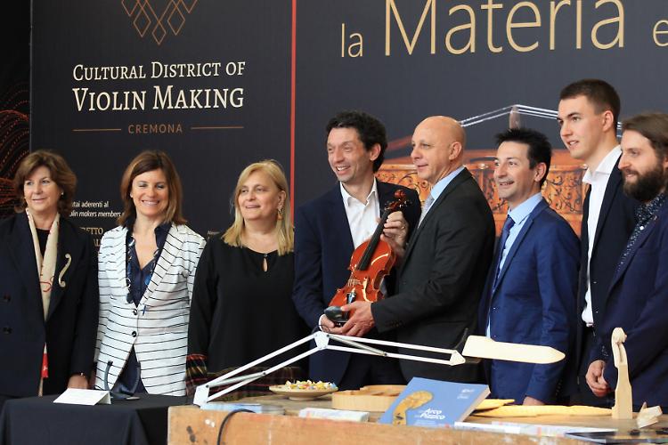 La liuteria di Cremona debutta al Salone del Mobile