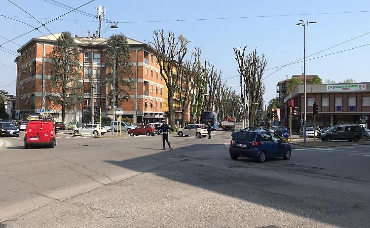 Tranciati i vecchi cavi del filobus, caos traffico in via Giuseppina