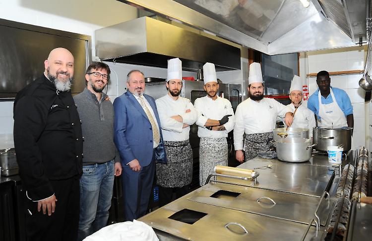 Cena dello chef per gli ospiti della Caritas