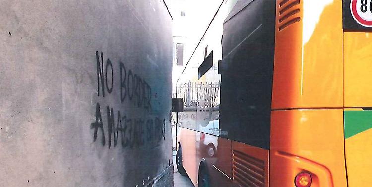 La protesta di via Speranza: 'Tremano i muri, basta bus'