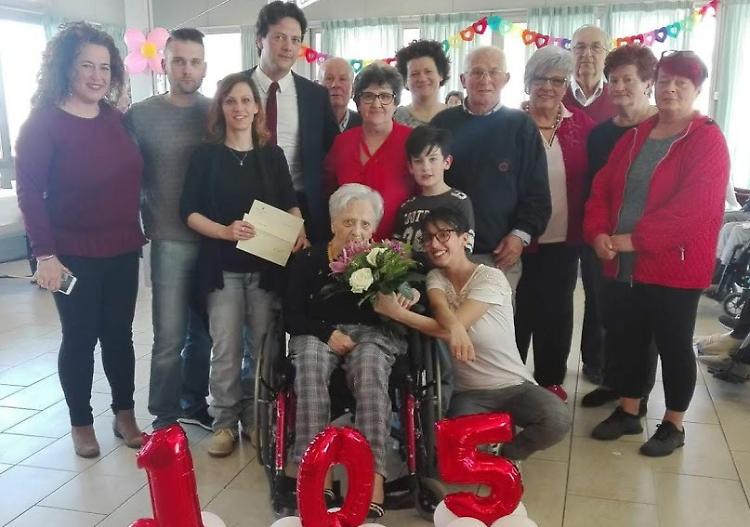 Festa a Villa Salus di Rimini per i 105 anni di Zeffira 
