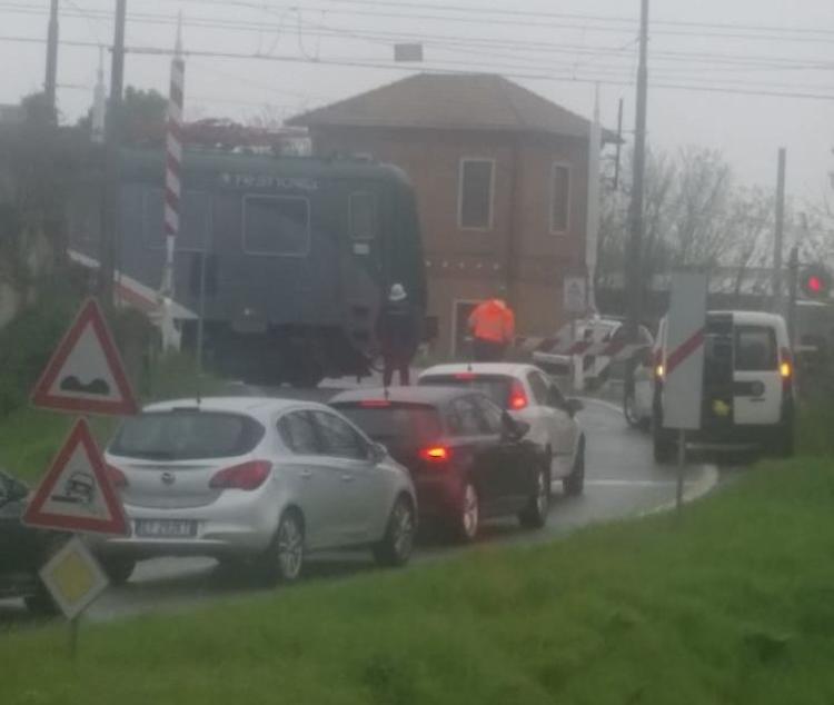 Abbatte le sbarre e fugge, passaggio a livello in tilt