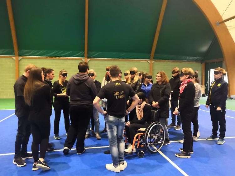 Oltre i limitiStage di danza bendatiPer ballare come i ciechi