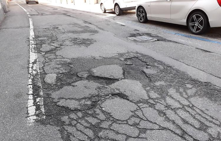Strade a pezzi dopo la pioggia