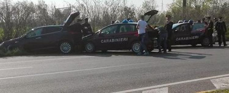 Auto forza posto di blocco: scontro e cattura