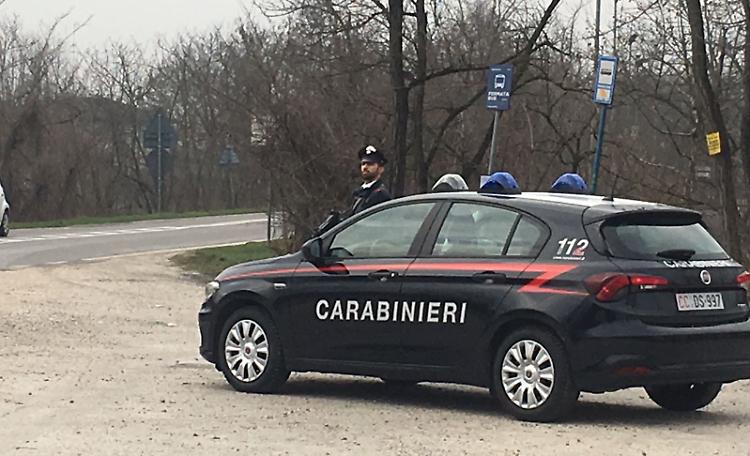 Finti carabinieri, rapina: sparo a salve e via la Bamw