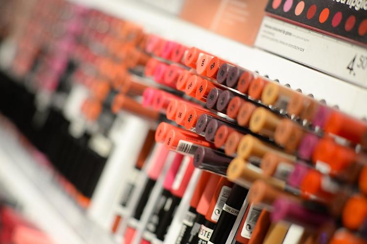 I ladri di cosmetici tornano a colpire: via novemila rossetti