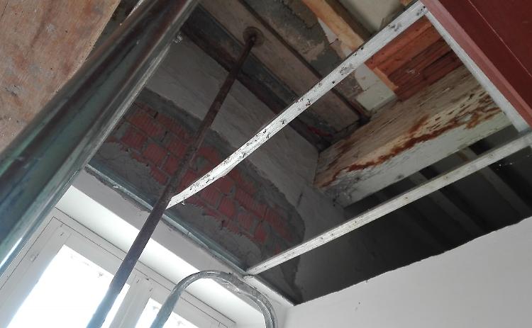 Crollo in una casa Aler, anziana evacuata