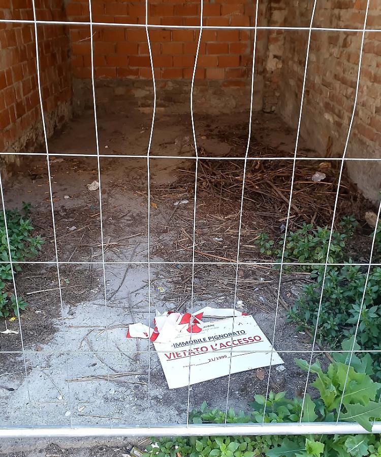 Sigillato il garage dormitorio, straniero sparito