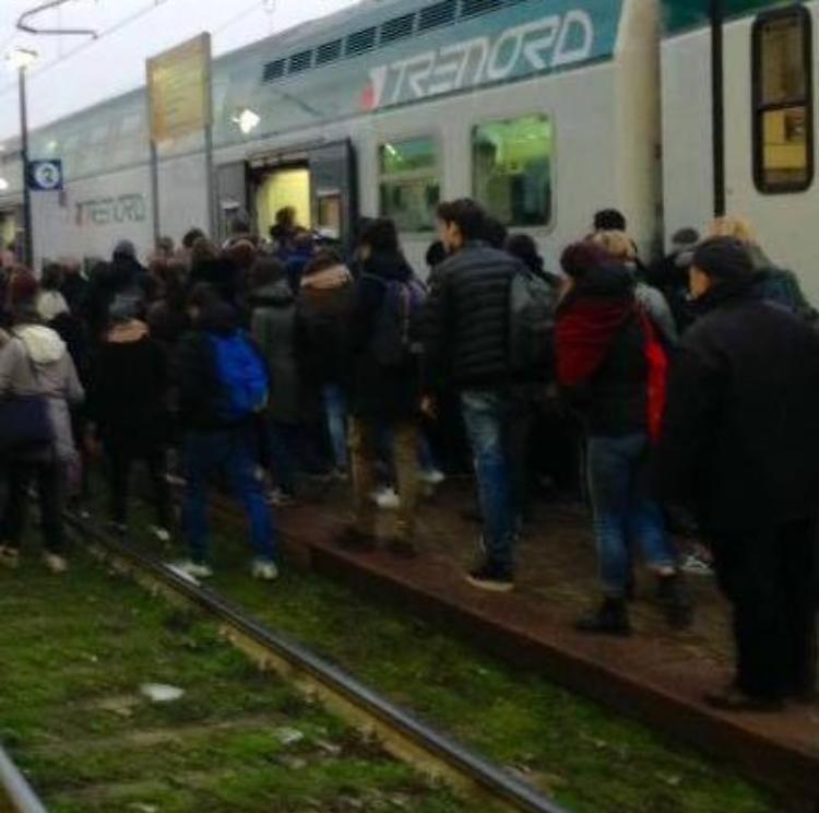 Treni, per gli studenti ritorno a scuola con ritardi