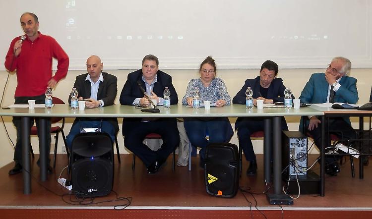 I candidati sindaco si sfidano a scuola