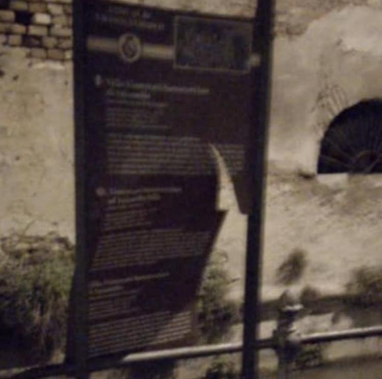 Vandali in azione, distrutto uno dei pannelli