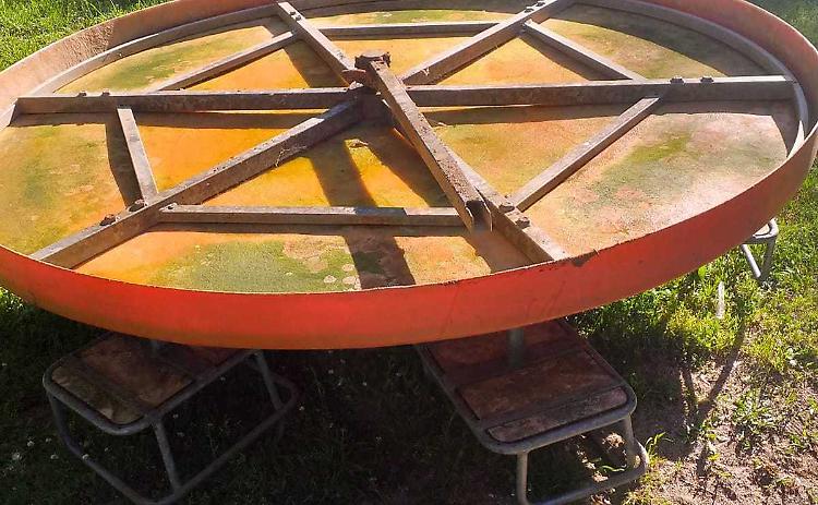 Vandali si accaniscono sui giochi per i bambini