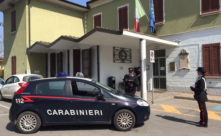 Parcheggia davanti all’oratorio: vetro rotto, via valigetta e computer
