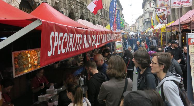 Folla al Mercato Europeo, il paradiso dei golosi