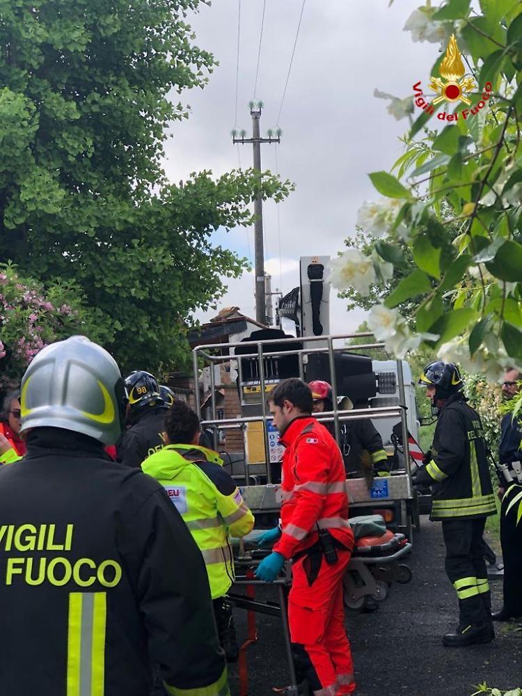 Spazzacamino cremonese folgorato a Codogno