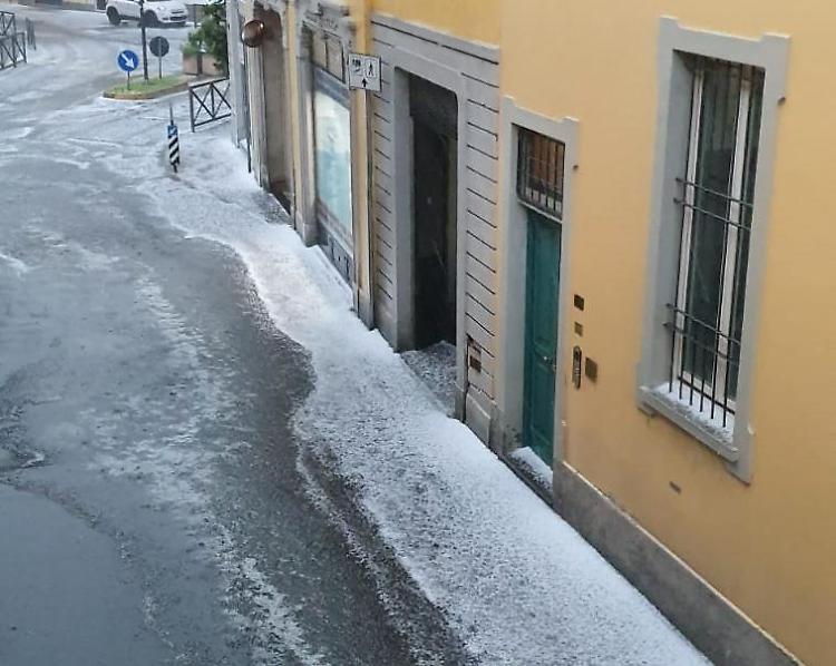 Copiosa grandinata su Crema, strade imbiancate e allagate