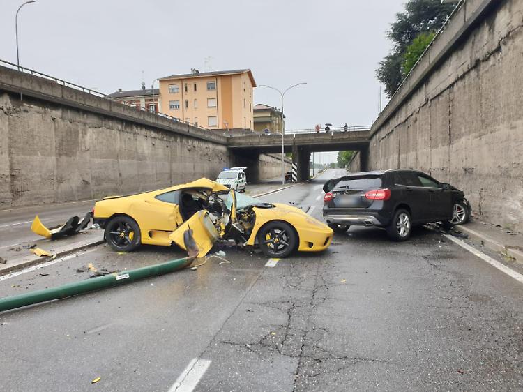 Incidente in tangenziale, due auto coinvolte