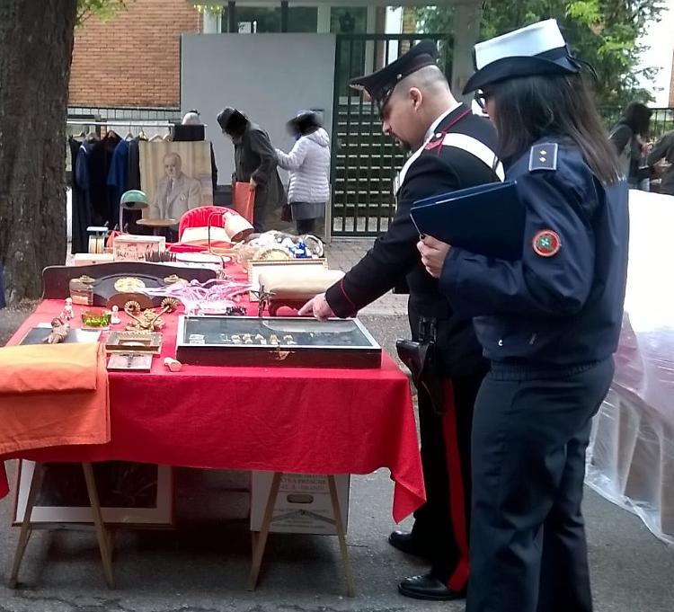 Controlli dei carabinieri al mercatino dell'antiquariato