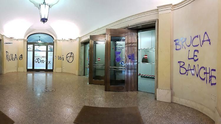Raid anarchico, il militante del Kavarna tradito da abiti e zaino