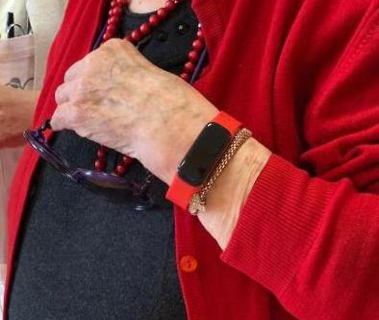 Braccialetti fitness sul polso dei nonni per nuove terapie