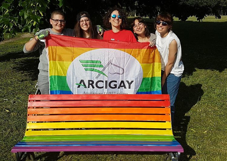 Una panchina arcobaleno per la Giornata Internazionale contro l’omofobia