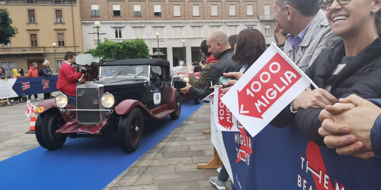 Mille Miglia, la carovana delle auto storiche giunta in città