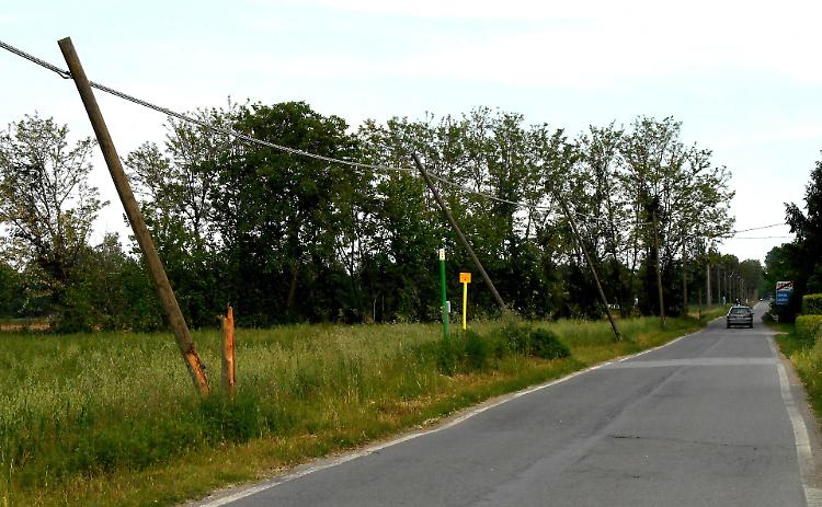 Il vento spezza i pali telefonici