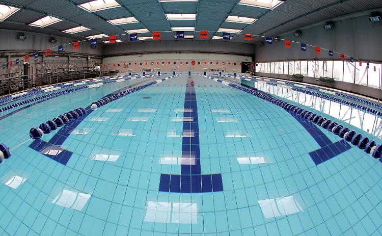 Piscina riaperta, ma divampano le polemiche