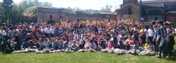 In duecento per ripulire il paese, scuole in campo