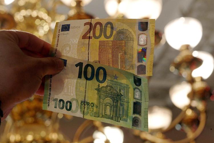 Le nuove banconote indistruttibili da 100 e 200 euro