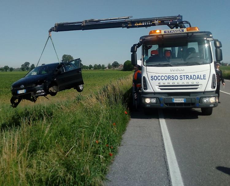 Auto in un campo: schianto violento, conducente illeso