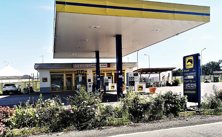 Villanova, raid al distributore e bar sulla 588 Due Ponti