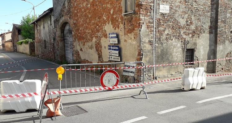 Crolla il tetto della cascinetta, chiusa via XI Febbraio