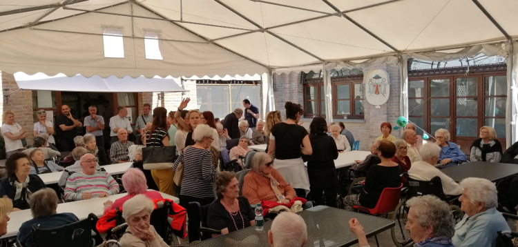 Passeggiata a Santa Maria per gli ospiti della Rsa Lucchi