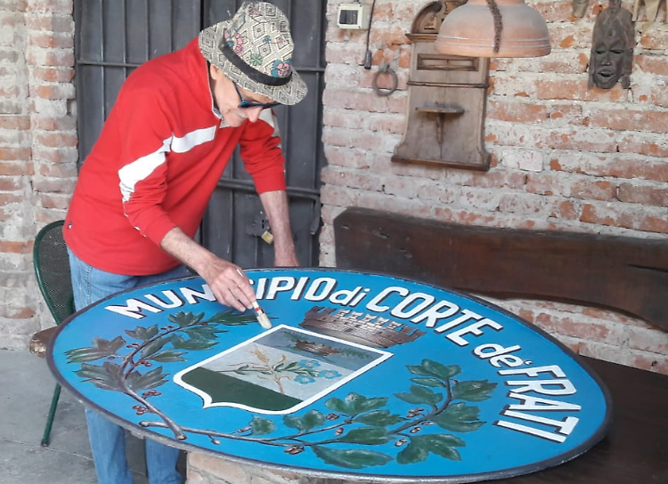 Restauro col cuore, stemma del paese per il papà