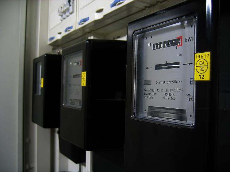 Ruba energia elettrica da un bar, denunciata