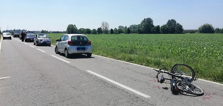 Ciclista travolto da un'auto, 51enne in gravi condizioni